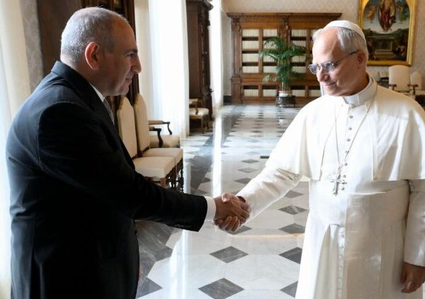 Pope Leo XIV nvng Armenia Gvmzøpè vhøm nø vtoq vtip we