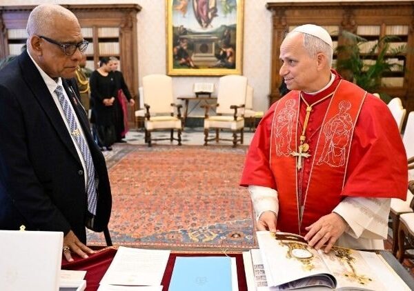 Pope Leo XIV taqkèní tiqni vdòng móng gv̀mzø̀ (President) 2 gǿ nvng vhømnø dvmv̀n bǿì we