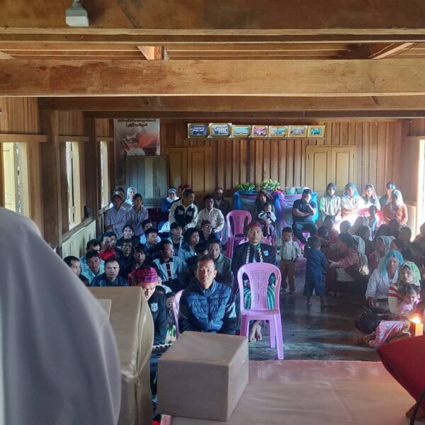 ဆရာတော်ဘုရား John Mung Ngawn La Sam နှင့်ဧည့်သည်တော်ဘုန်းတော်ကြီးများ မချမ်းဘော့မြို့ စိန့် ပေါလ်လုဘုရားကျောင်းတွင် မစ္ဆားတရားတော်မြတ်ပူဇော်