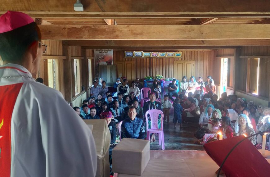 ဆရာတော်ဘုရား John Mung Ngawn La Sam နှင့်ဧည့်သည်တော်ဘုန်းတော်ကြီးများ မချမ်းဘော့မြို့ စိန့် ပေါလ်လုဘုရားကျောင်းတွင် မစ္ဆားတရားတော်မြတ်ပူဇော်