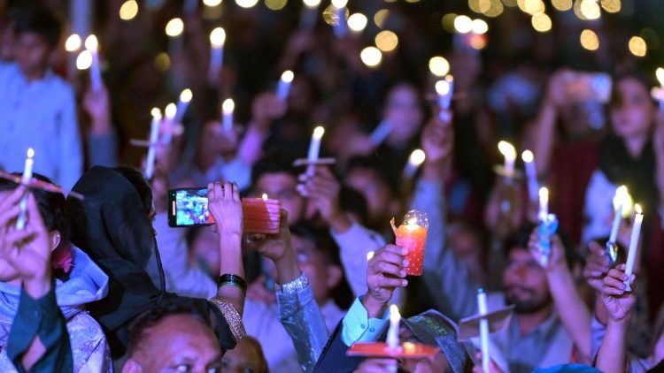 Pakistan móngdàn vdòng taq vlwe Christian rì nvng Islam vsvng rì muqhǿm mvngushì nø mònggv̀n mòngzø̀l lv́m dang dvpvt bv̀nlì wawe A Shared Sacred Season lvngcha vdòng rvcáng cèrìò á:aq vnvtshìwe lvngcha (Lent) nvng Muslim rìò RAmadan lvngcha vdòng taq muqhǿm mvngushì nø vzø̀mwe tvrà wáshì bǿì. 