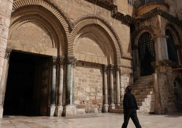 Mvjàn rvt Jerusalem wawà taqø Palm Sunday tvyø rvcángcèrì wamà vriq lv́m lvmang svng cat vdu bǿì