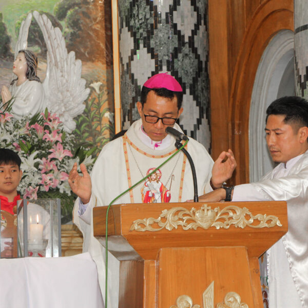 Kachin, Wunpawng amyú kèní nvmbat 2 Shvrúngshú vya svng kámshì yv:ngì we Fr. Thomas Nawhkum Lawt Naw lvpat béyv:ngì 30 nøng gøm vjúrøt kùng