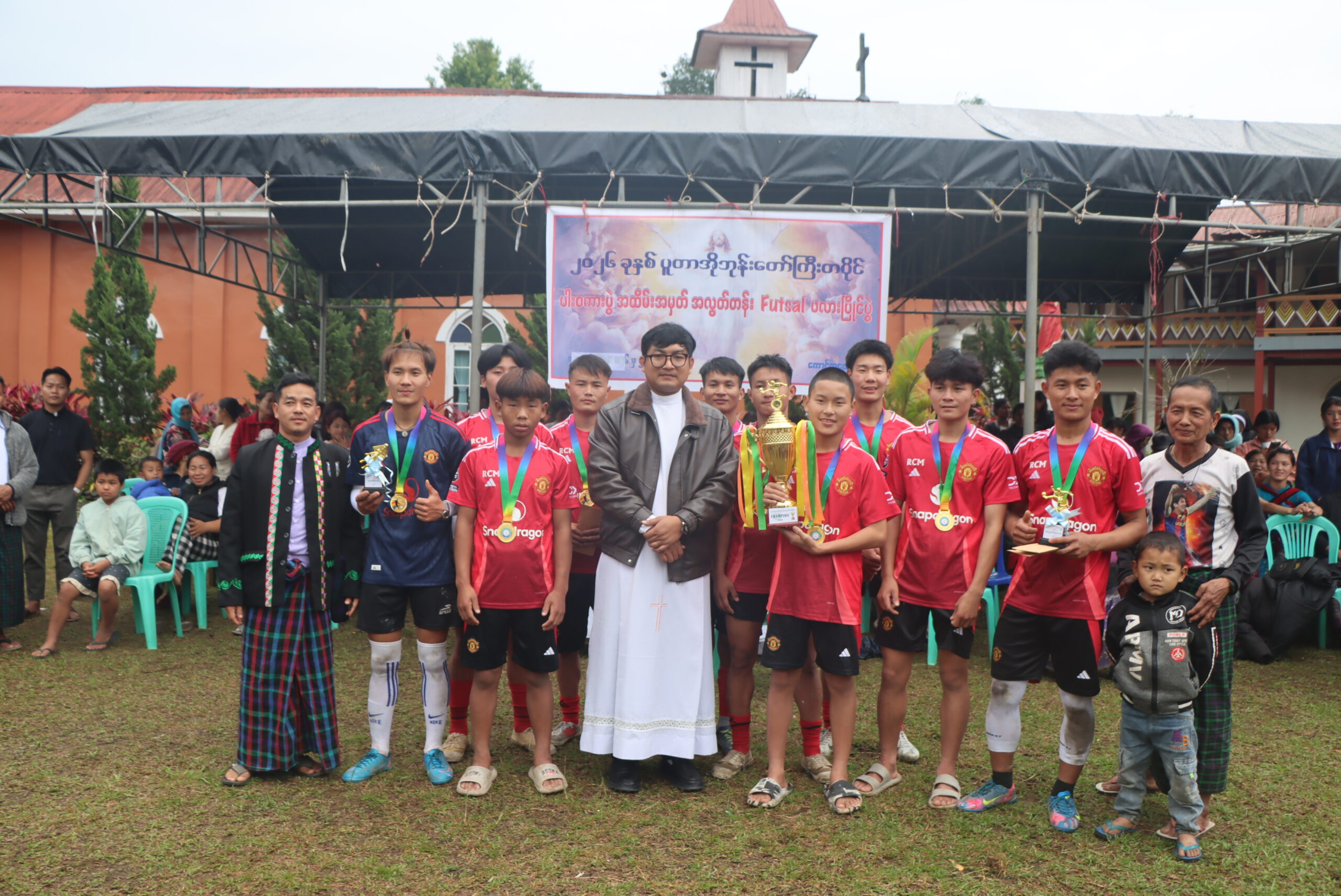 ၂၀၂၆ ခုနှစ် ပူတာအို ဘုန်းတော်ကြီးတပိုင် ပါစကားပွဲ အထိမ်းအမှတ် Futsal အလွတ်တန်း ဖလားပြိုင်ပွဲကို ပူတာအိုဘုန်းတော်ကြီးတပိုင်တွင် ကျောင်းထိုင်ဘုန်းတော်ကြီး Fr.John Byin Tu Awng မှ ကြီးမှူးပြီး မစ္ဆားတရားတော်အပြီး တတိယလုပွဲ နှင့် “Final” ပွဲကို ကြီးကျယ်ခမ်းနားစွာကျင်းပ ခဲ့ပါသည်။