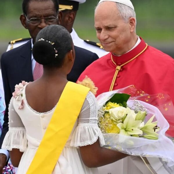 Svrabín Koqkam pè svng Móng dū gvmzø pe Teodoro Obiang Nguema Mbasogo í vto