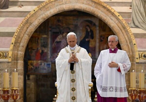 Pope Leo XIV nø àngò shiqshv̀n tvrà dvpvt Assisi myuq svng dìlv́m dvbùshv̀ng zaqlè tvrà svng nvr bǿà