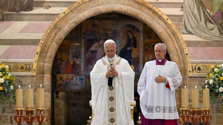 Pope Leo XIV nø àngò shiqshv̀n tvrà dvpvt Assisi myuq svng dìlv́m dvbùshv̀ng zaqlè tvrà svng nvr bǿà