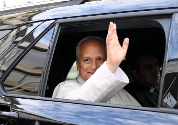 Pope Leo XIV Vatican taqø àngò shiqshv̀n tvrà dvpvt nvrshì lv́m ínø̀ àngwà náni rvtø̀ rìtaq gø vjúrøt Mass núngkùng vjúrøt tvyø rì wáshì lv́m íwe dang vtàng bǿà we