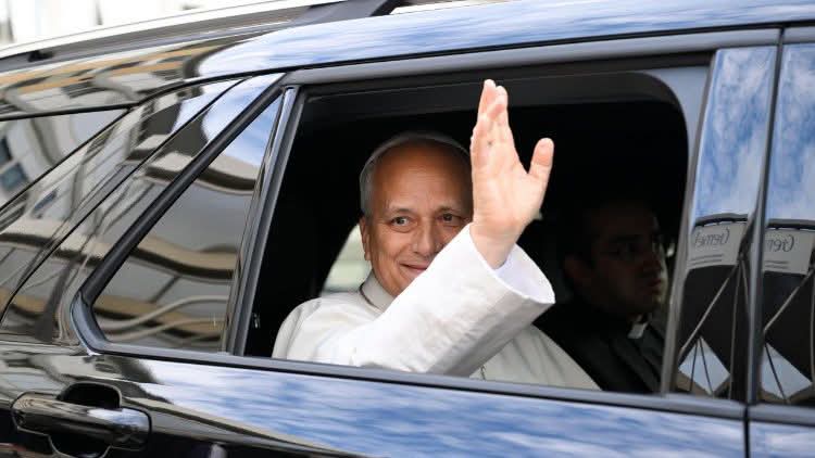 Pope Leo XIV Vatican taqø àngò shiqshv̀n tvrà dvpvt nvrshì lv́m ínø̀ àngwà náni rvtø̀ rìtaq gø vjúrøt Mass núngkùng vjúrøt tvyø rì wáshì lv́m íwe dang vtàng bǿà we